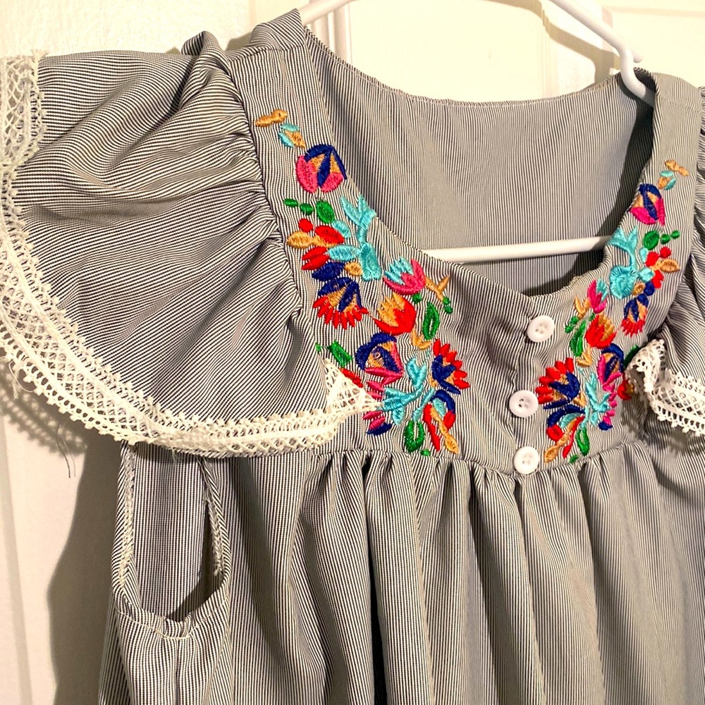 Embroidered Summer Dress with Ruffled Sleeves & Lace Trim. Size S.